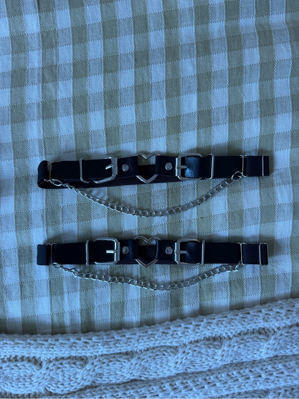 Thigh garter with chains and hearts, adjustable